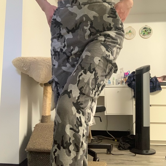 Boohoo Cami Cargo Joggers - Picture 3 of 3